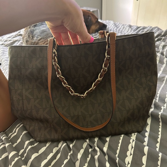 Michael Kors large hand bag. - Picture 3 of 4